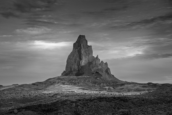 Mitch Dobrowner, El capitan, photographie d'un paysage en noir et blanc où se dresse un grand rocher.